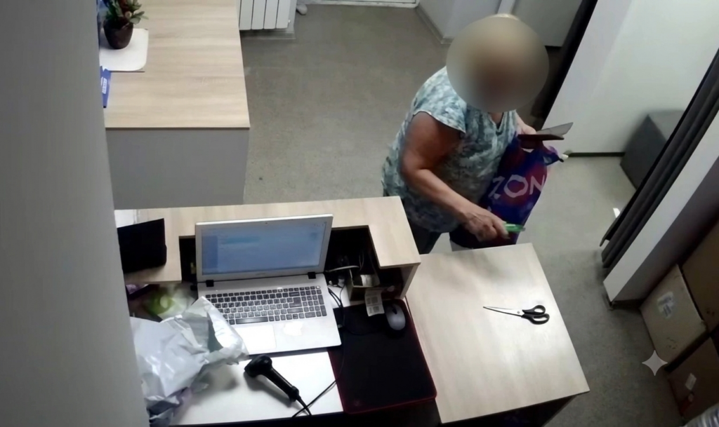 В Саратове 77 летняя пенсионерка напала с канцелярским ножом на несовершеннолетнюю сотрудницу Ozon В Саратове 77 летняя пенсионерка напала с канцелярским ножом на несовершеннолетнюю сотрудницу Ozon