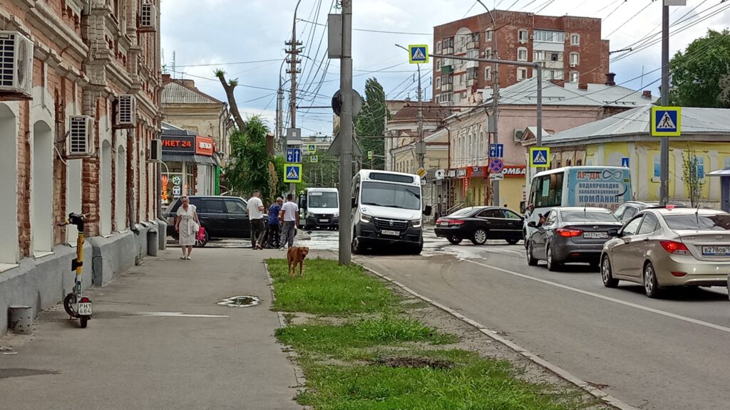 Автобус снова угодил в коммунальную яму на Чернышевского Автобус снова угодил в коммунальную яму на Чернышевского