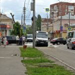 Автобус снова угодил в коммунальную яму на Чернышевского Автобус снова угодил в коммунальную яму на Чернышевского