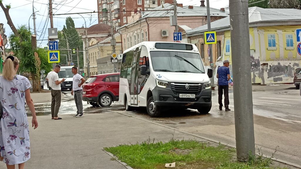 Автобус снова угодил в коммунальную яму на Чернышевского Автобус снова угодил в коммунальную яму на Чернышевского
