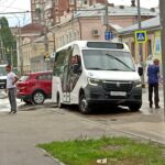 Автобус снова угодил в коммунальную яму на Чернышевского Автобус снова угодил в коммунальную яму на Чернышевского
