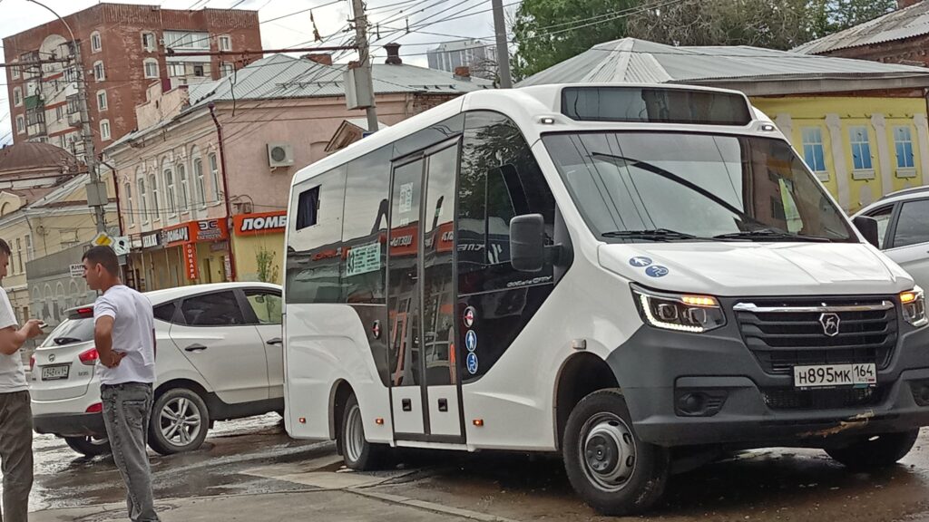 Автобус снова угодил в коммунальную яму на Чернышевского Автобус снова угодил в коммунальную яму на Чернышевского