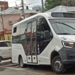 Автобус снова угодил в коммунальную яму на Чернышевского Автобус снова угодил в коммунальную яму на Чернышевского
