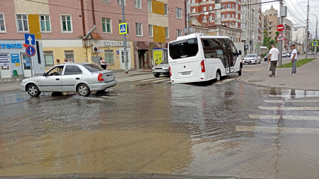 Автобус снова угодил в коммунальную яму на Чернышевского Автобус снова угодил в коммунальную яму на Чернышевского