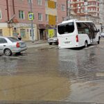 Автобус снова угодил в коммунальную яму на Чернышевского Автобус снова угодил в коммунальную яму на Чернышевского