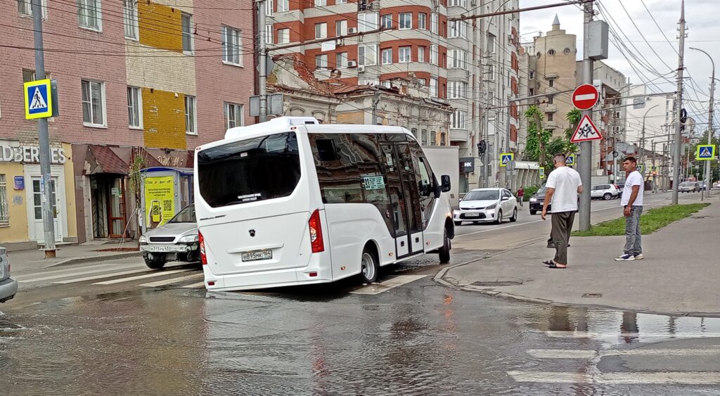 Автобус снова угодил в коммунальную яму на Чернышевского Автобус снова угодил в коммунальную яму на Чернышевского