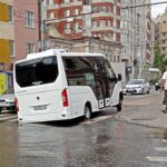 Автобус снова угодил в коммунальную яму на Чернышевского Автобус снова угодил в коммунальную яму на Чернышевского