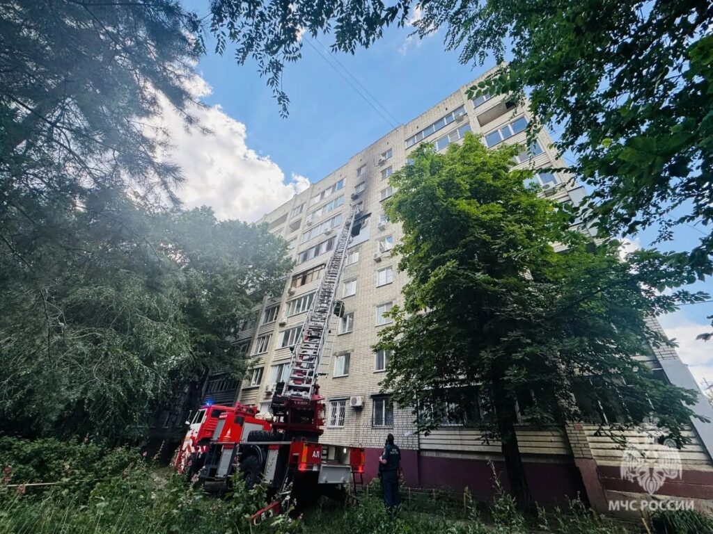 На пожаре в девятиэтажке в Саратове эвакуированы 11 человек На пожаре в девятиэтажке в Саратове эвакуированы 11 человек