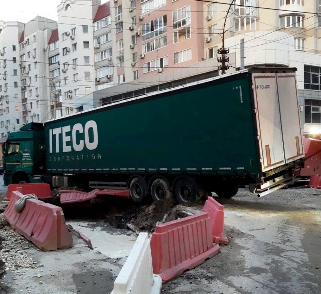 Фура из Нижнего Новгорода провалилась в саратовскую яму