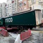 Фура из Нижнего Новгорода провалилась в саратовскую яму