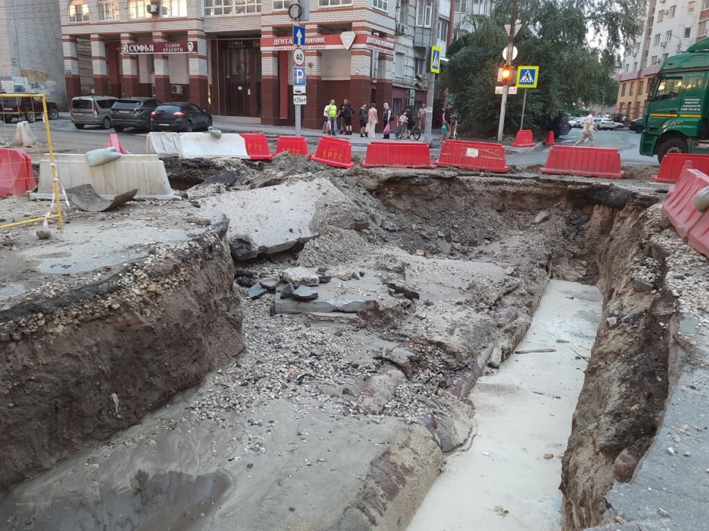 Фура из Нижнего Новгорода провалилась в саратовскую яму