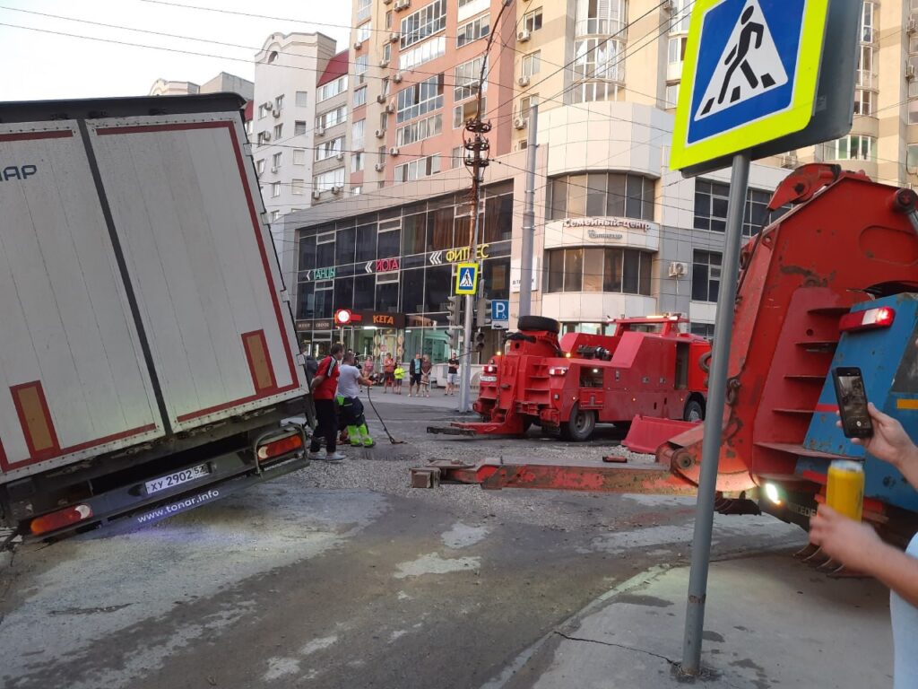 Фура из Нижнего Новгорода провалилась в саратовскую яму