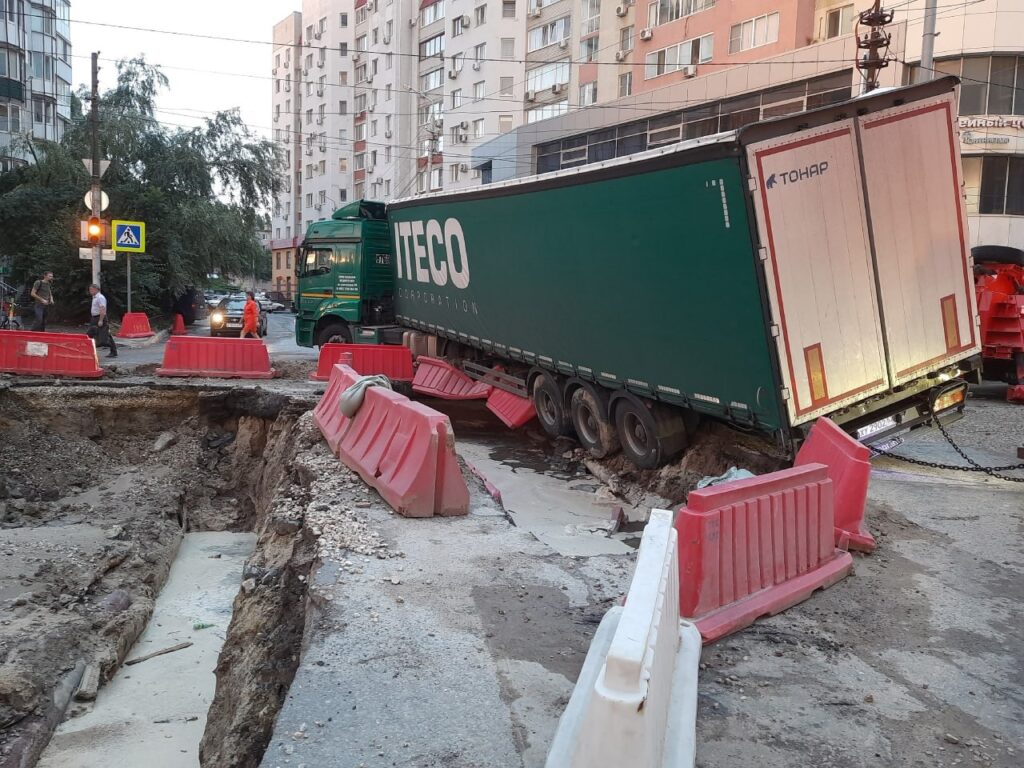 Фура из Нижнего Новгорода провалилась в саратовскую яму