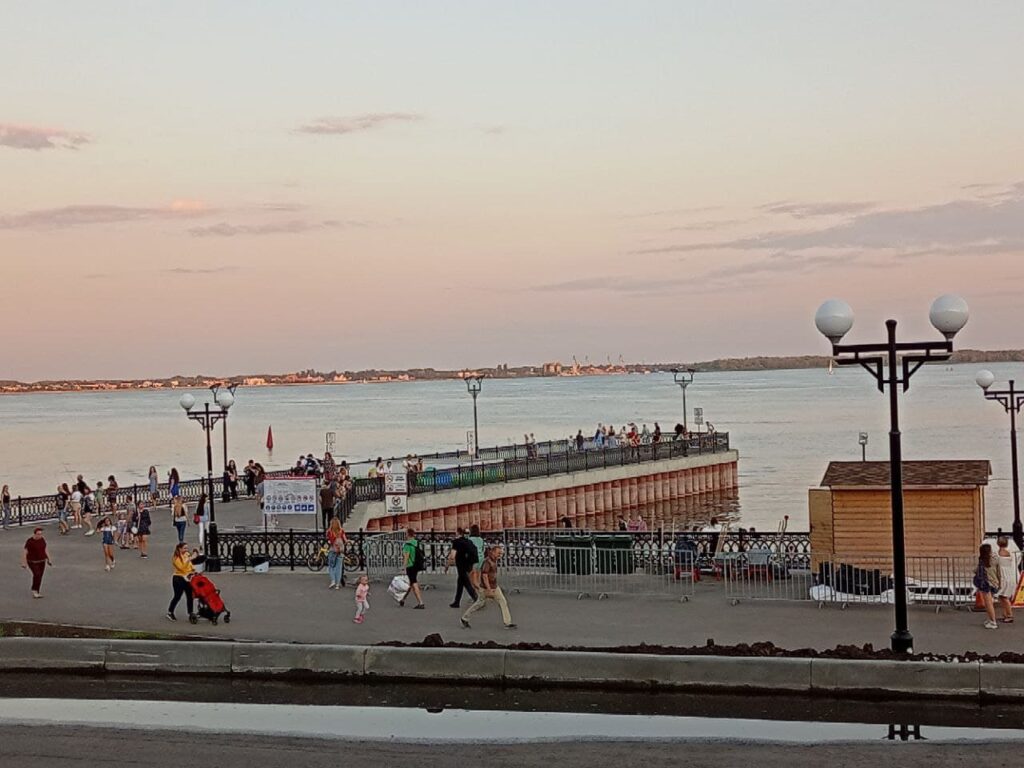 Школьница сломала ногу, прыгнув в Волгу с пирса на новой набережной Саратова