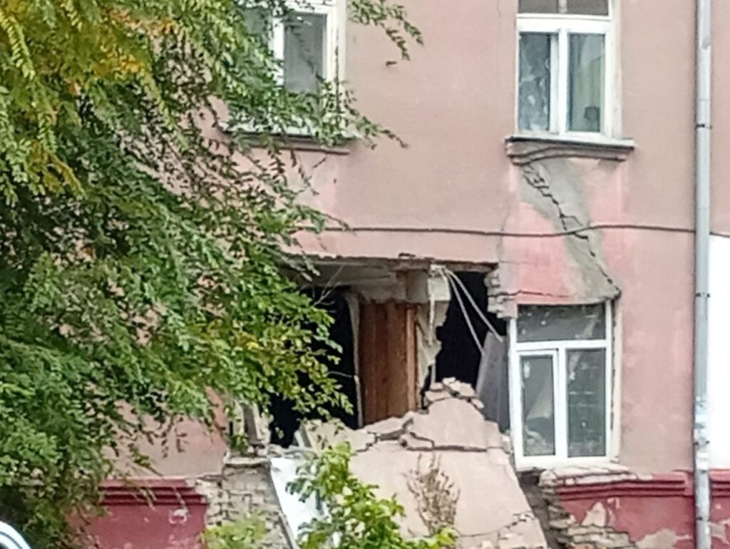 В Заводском районе Саратова снова обрушилась стена аварийного дома В Заводском районе Саратова снова обрушилась стена аварийного дома