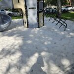 В сквер привезли горы белейшего песка