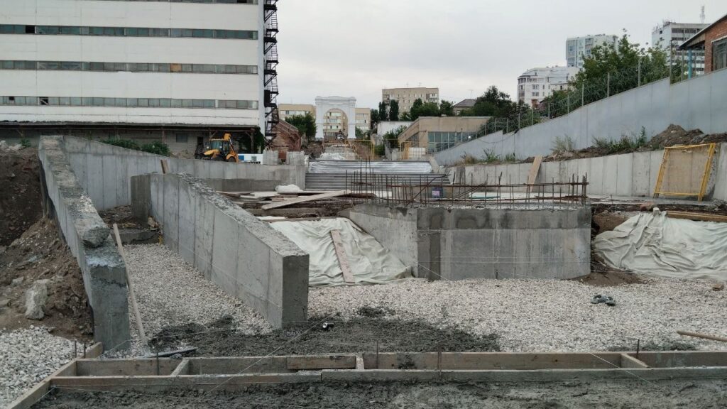 Саратовцам показали реконструкцию спуска от Триумфальной арки