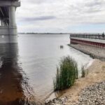 Дикий пляж подростки используют для рыбалки