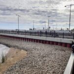 Дикий пляж подростки используют для рыбалки