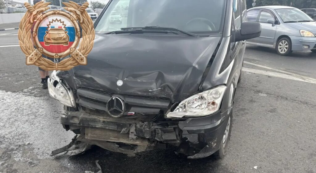 На Славянской площади трое пострадали в ДТП с иномарками На Славянской площади трое пострадали в ДТП с иномарками