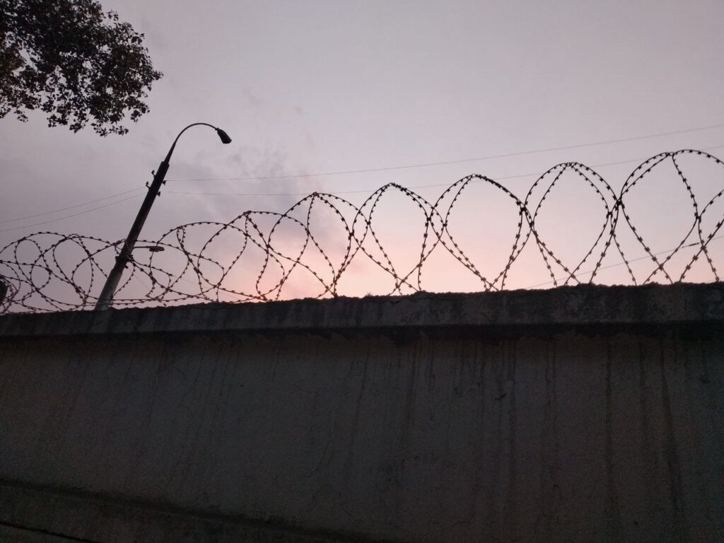 тюрьма проволока забор