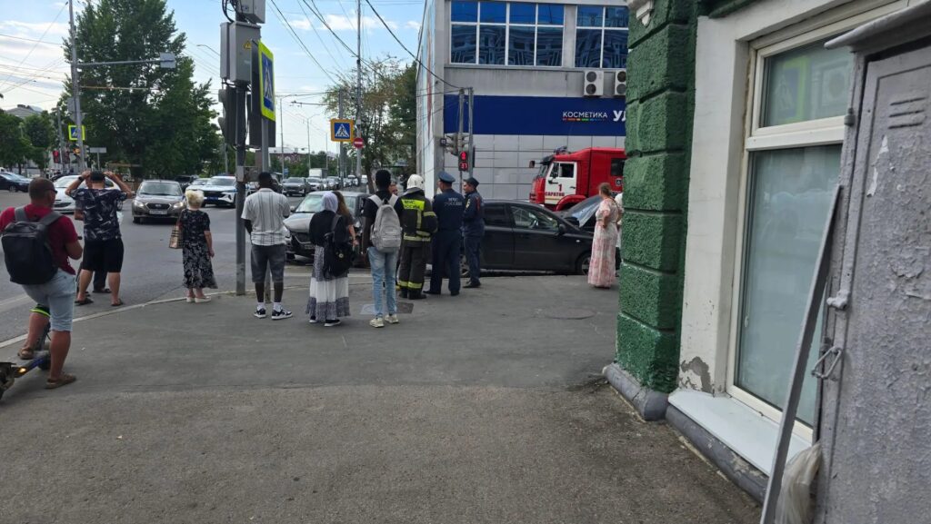 В центре Саратова на пешеходном переходе столкнулись две легковушки