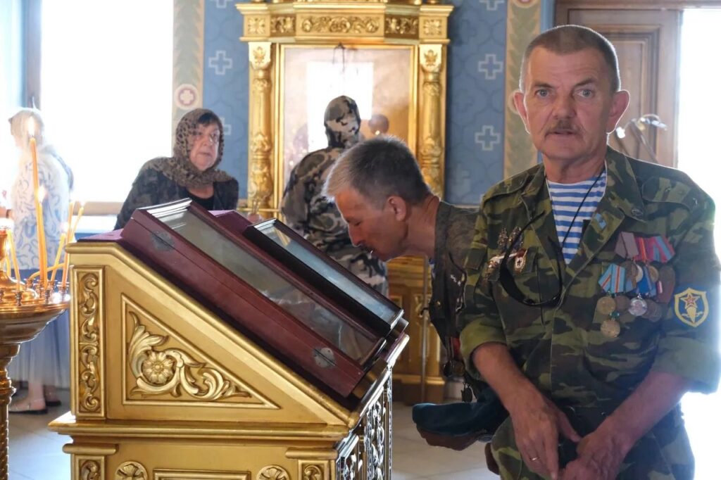 «Слава ВДВ!» — саратовцы приветствовали колонну десантников на набережной