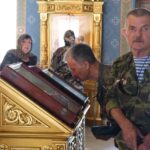 «Слава ВДВ!» — саратовцы приветствовали колонну десантников на набережной
