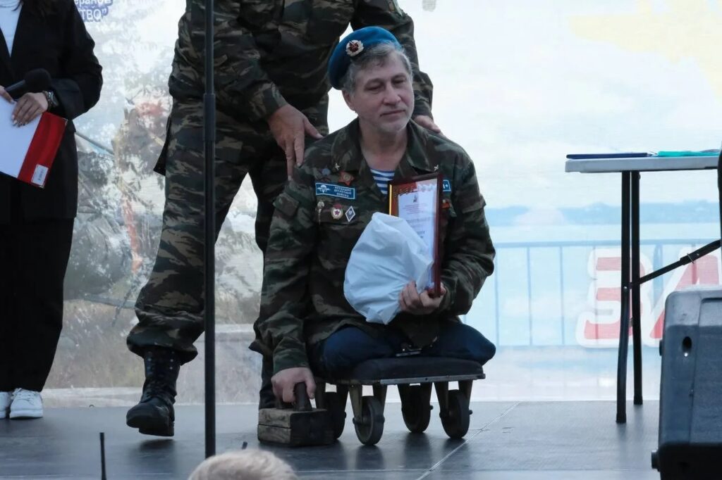 «Слава ВДВ!» — саратовцы приветствовали колонну десантников на набережной