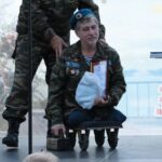 «Слава ВДВ!» — саратовцы приветствовали колонну десантников на набережной