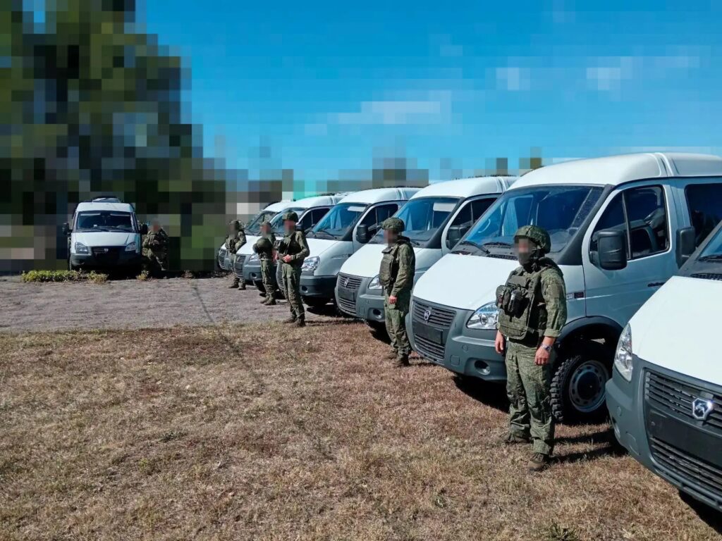 В Саратовской области бойцам БАРС передали дополнительные автомобили для защиты от дронов В Саратовской области бойцам БАРС передали дополнительные автомобили для защиты от дронов