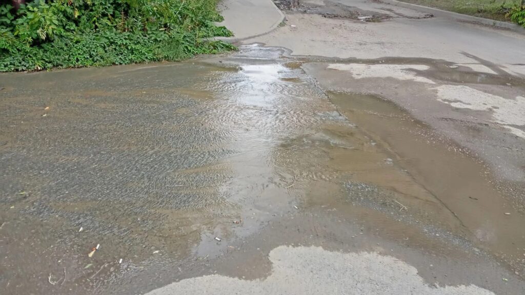 Вода из коммунального фонтана дотекает до стелы «Саратов — город трудовой доблести» 