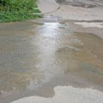 Вода из коммунального фонтана дотекает до стелы «Саратов — город трудовой доблести» 