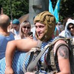«Слава ВДВ!» — саратовцы приветствовали колонну десантников на набережной