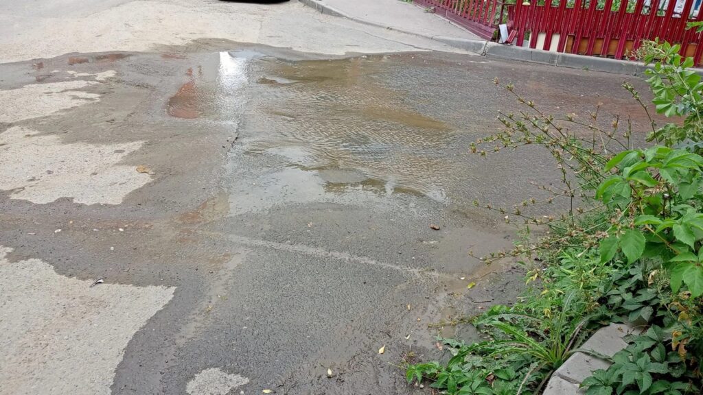 Вода из коммунального фонтана дотекает до стелы «Саратов — город трудовой доблести» Вода из коммунального фонтана дотекает до стелы «Саратов — город трудовой доблести»