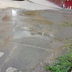 Вода из коммунального фонтана дотекает до стелы «Саратов — город трудовой доблести» 
