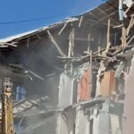 Ограждения и завеса пыли: что сейчас происходит у обрушившейся многоэтажки в Саратове
