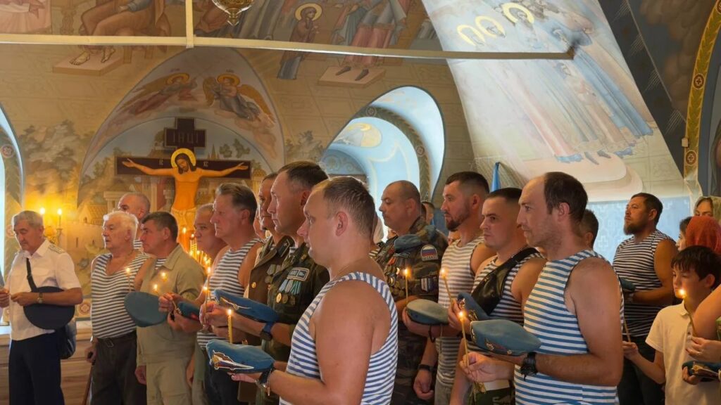 «Слава ВДВ!» — саратовцы приветствовали колонну десантников на набережной