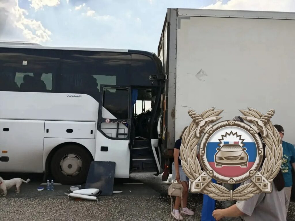 Пассажирки автобуса пострадали в ДТП с грузовиком в Саратовской области