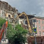 Ограждения и завеса пыли: что сейчас происходит у обрушившейся многоэтажки в Саратове