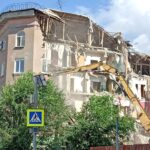 Ограждения и завеса пыли: что сейчас происходит у обрушившейся многоэтажки в Саратове