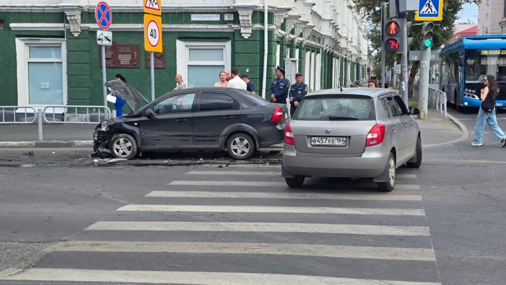 В центре Саратова на пешеходном переходе столкнулись две легковушки