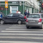 В центре Саратова на пешеходном переходе столкнулись две легковушки
