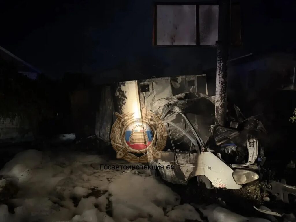 В Саратове «ГАЗель» въехала в столб и загорелась
