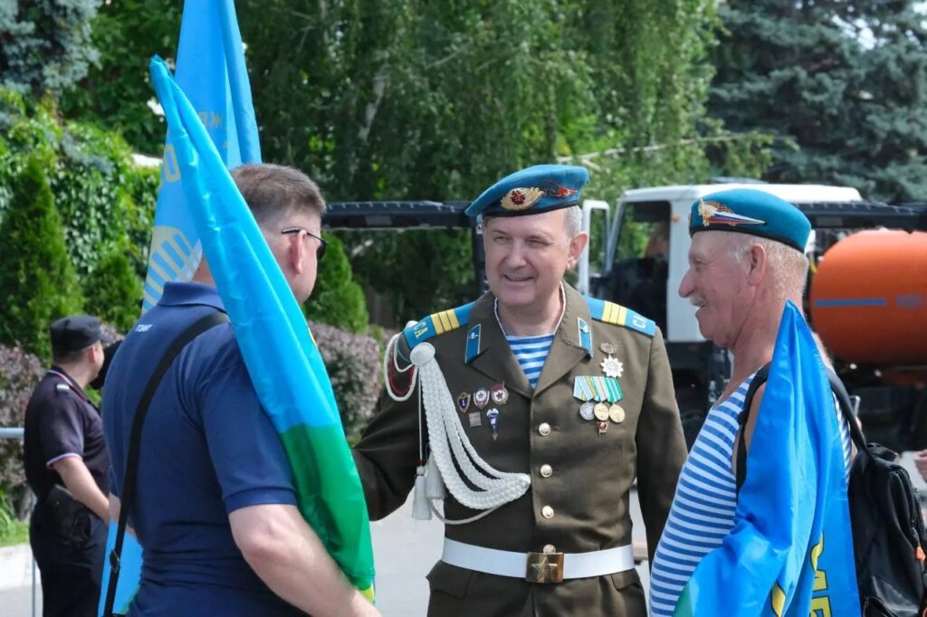 «Слава ВДВ!» — саратовцы приветствовали колонну десантников на набережной