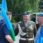 «Слава ВДВ!» — саратовцы приветствовали колонну десантников на набережной