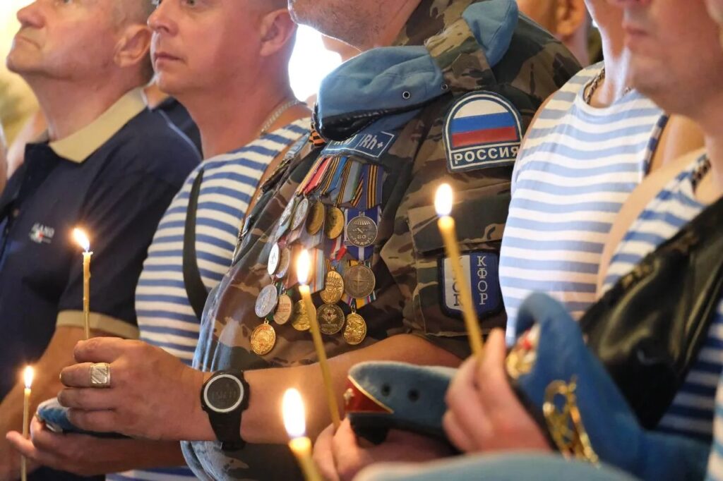 «Слава ВДВ!» — саратовцы приветствовали колонну десантников на набережной