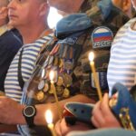 «Слава ВДВ!» — саратовцы приветствовали колонну десантников на набережной