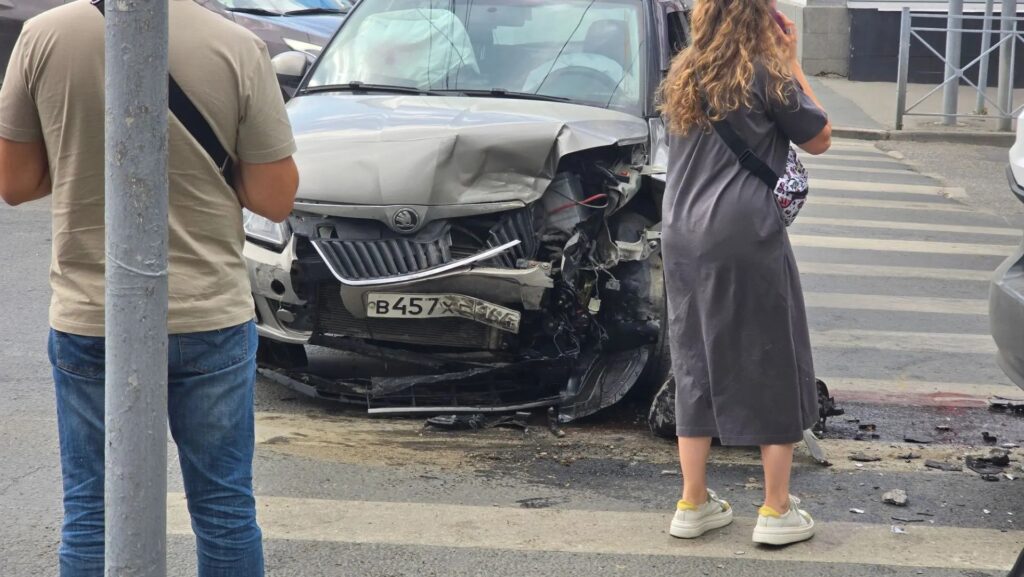 В центре Саратова на пешеходном переходе столкнулись две легковушки