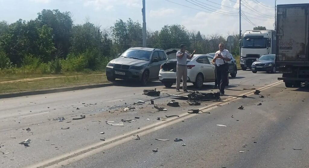 В поселке Юбилейный Саратова столкнулись Hyundai Solaris и грузовая фура В поселке Юбилейный Саратова столкнулись Hyundai Solaris и грузовая фура